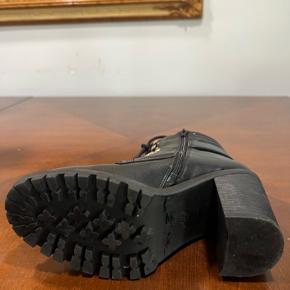 Guess boots